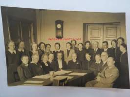 Yhteiskoulun opattajat 1941-42, (Turku?), huomaa sotilas / suojeluskuntapukuinen sotilaspappi -valokuva