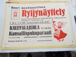 Maakunnallinen Ryijynäyttely Turun Suomalaisen Yhteiskoulun Juhlasalissa 28.2.-1.3.1959 / Kalevalajuhla / Kansallispukuparaati -juliste / poster