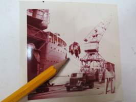 Raakavuotia puretaan laivasta Turun satamassa Ericksonin autoon -valokuva / photograph
