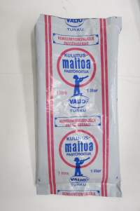 Valio, Turku - kulutusmaitoa - konsumtionsmjölk, maitopussi, muovipussi avattu tuotepakkaus, 1960-70 luvuilla käytössä ollut pakkaus