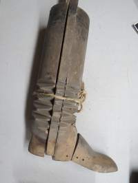 Saappaanvarsimuotti / lesti -suutarin käytössä ollut, saapasvarret poimutetut eli 