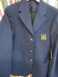 Postimiehen, postivirkailijan - postiljoonin puku, takki - 3 paria housuja (sivuraidoin), koppalakki, suikka, talvilakki