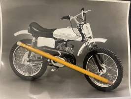Italjet Junior Cross  / II -mopedi / moottoripyörä tai niihin liittyvä -valokuva, promootiokuva / promotional photograph of a moped / motercycle / related