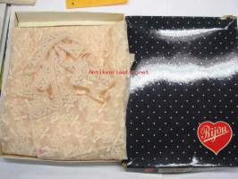 Bijou -naisten keinokuituinen yöpaita 1960-luvulta pakkauksineen, koko 42, käytössä ollut