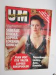 UM Uusi Maailma 1977 nr 2, ilmestynyt 26.1.1977, sis. mm. seur. artikkelit / kuvat / mainokset; Kansikuva Lesley-Ann Down, Teollisuusneuvos Väinö Tuomisto, Kari &