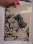 Romy Schneider -lehtileikevihko, johon kerätty eri julkaisuista saksittuja kuvia, ajalleen tyypillinen tapa tehdä leikekirjoja filmitähdistä -scrap book