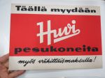 Täällä myydään Huvi pesukoneita myös vähittäismaksulla! -mainosjuliste, tukevaa kartonkia, myymälämainos 1950-luvulta (Mainos-Taucher)