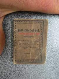 Patience-Spel Innehållande 20 enkla och 40 dubbla läggningar, jämte en graverad Tabell -pasiansseja v. 1834, miniatyyrikokoinen kirja