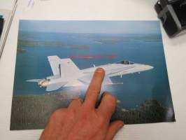 F-18C/D Hornet (HN) lentokone -esite englanniksi & suomeksi