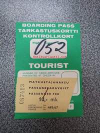 Boarding Pass / Tarkastuskortti / Kontrollkort, jossa kiinnitettynä Matkustajamaksukuitti 10,00 mk nr 087413
