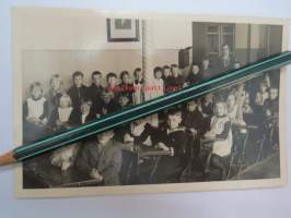 Koulu 1935, huomaa erikoiset valurautarunkoiset pulpetit -valokuva