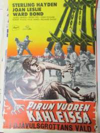 Pirun Vuoren Kahleissa / I Djävulsgrottans Våld, Pääosissa James Arness, Peter Coe, John Pickard, Robert Wilkie, Kyle James, Richard Emory. -elokuvajuliste.