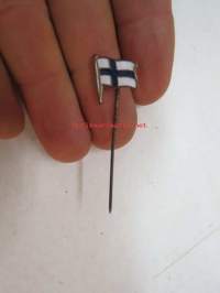 Suomen lippu -neulamerkki, emalia