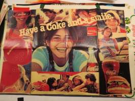 Coca-Cola -nuorisolehden mukana tullut keskiaukeamajuliste / pelialusta