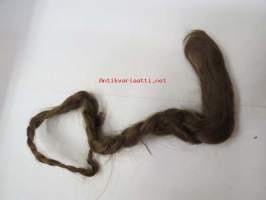 Hiuspalmikko, irtileikattu muistoksi, säilytetty paperiin käärittynä -hair, kept as memory