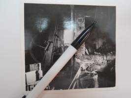 Sepän paja (Kamera-aitta 1938 nimi ja vuosiluku leimattu kuvan taakse) -valokuva / photograph, blacksmith´s workshop