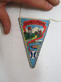 Uusikaupnki -matkailuviiri / matkamuistoviiri, pikkukoko -souvenier pennant