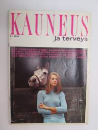 Kauneus ja terveys 1967 nr 5 (toukokuu), sis. mm. seur. artikkelit / kuvat / mainokset; Pakoon lomalle pettymäänkö?, Miten autat onnettomuuden uhria?, Avioeron