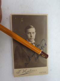 ? Menander, 28.2.1918, Kotka, Atelier F. Hjelm -visiittikorttivalokuva / visit card photograph