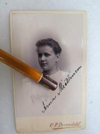 Aina Miettinen, Atelier C.P. Dyrendahl, Helsingfors -visiittikorttivalokuva / visit card photograph