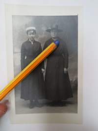 Neidot mustissa - 10.6.1918 -valokuva / photograph