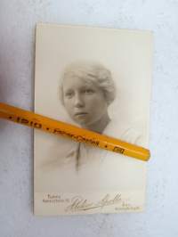 Pyöristys, Atelier Apollo, Turku -visiittikorttivalokuva / visit card photograph