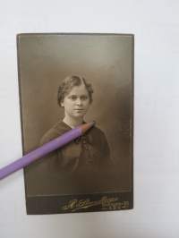 Tyyni Lehtinen, 1916, Atelier / Valokuvaaja A. Strandberg, Turku -visiittikorttivalokuva / visit card photo