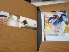 Volvo XC70 2004 -myyntiesite / kansio, jossa 2 kpl DVD ja painettua materiaalia -sales folder