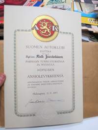 AK Suomen Autoklubi esittää parhaan tunnustuksensa ja myöntää hopeisen ansiolevykkeensä.... -myöntökirja 12.10.1962, allekirj.  Ermei Kanninen, Jukka Pulkkinen