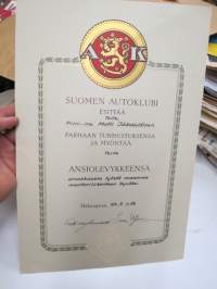 AK Suomen Autoklubi esittää parhaan tunnustuksensa ja myöntää ansiolevykkeensä.... -myöntökirja 12.10.1962, allekirjoitukset Erik von Frenckell, Lauri Viljanen