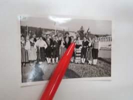 Nuorisoseuralaisia (Sauvo-Karuna) 1930-luvun loppupuolella, mukana heimokansojen edustajia -valokuva / photograph