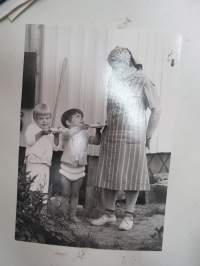 Mummo & lapset  -valokuva / photograph
