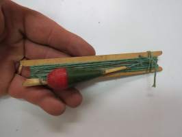 Wanhat onkimisvälineet; siima (punottu lanka), koho (sorvattua puuta), koukku -angling accessories