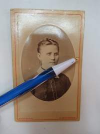 Kati Vanninen, Atelier N. Abrahamsson St Petersburg Фотография Н. Абрагамсонь С. Петерсбургь -visiittikorttivalokuva, visitcard photo, cdv