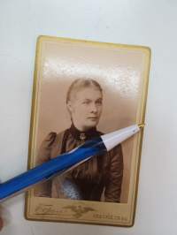 Hanna Vanninen, Фотография Борель, Невский 54, С. Петерсбургь - Atelier Borel -visiittikorttivalokuva, visitcard photo, cdv