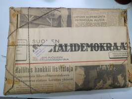 Sanomalehtiä lakon (yleislakko) ajalta maaliskuu 1956 -hyvin taiteltu ja narulla sidottu nippu, ei avattu, joten tarkka sisältö ei tiedossa