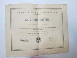 Ammattienedistämislaitos - Kurssitodistus, Viljo Mäentausta maatal. voimakonekurssi Loimaa 1939 42 oppituntia, 10.6.1939, allekirjoitus Väinö Valkola & Paavo Pero