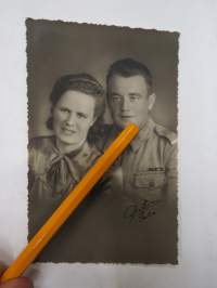 Jatkosodan korppi vaimoineen -valokuva / photograph