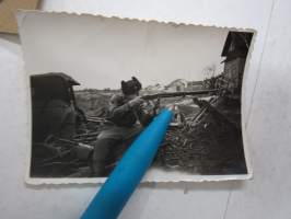 Sota-aika, tähtäystä, huomaa romuttunut kanttiauto ja sotilaan nahkatakki? -valokuva / photograph