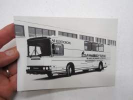 Kiitokori Oy -yhteydenottokortti, kuvassa Scania / Kiitokori myyntiesittelybussi asiakkaalle AB Elektroborg