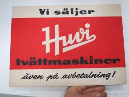 Vi säljer Huvi tvättmaskiner -mainosjuliste, tukevaa kartonkia, myymälämainos 1950-luvulta (Mainos-Taucher)