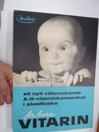 Media - Vitarin för barn -mainosjuliste / myymälästandi, Oy Mainos-Taucher Reklam Ab:n jäämistöä
