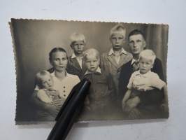 Perhe - Imatran Valokuvaamo H. Sundholm, Imatra - valokuvausliikkeen arkistoa sota-ajalta / 1940-luvulta