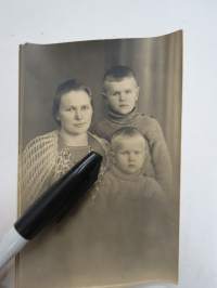 Äiti + pojat - Imatran Valokuvaamo H. Sundholm, Imatra - valokuvausliikkeen arkistoa sota-ajalta / 1940-luvulta