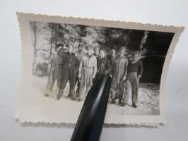 Korjaamoporukkaa? - Imatran Valokuvaamo H. Sundholm, Imatra - valokuvausliikkeen arkistoa sota-ajalta / 1940-luvulta