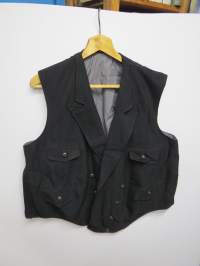 Miesten liivi, käyttämätön, romanimiehille 1950-60 luvuilla vaatteita valmistaneen räätälin jäämistöä