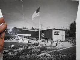 St. Eriksmässan, Stockholm 1956 - United States Pavilion - St. Erik´s Fair / John D. Average family life in USA -valokuva / photograph