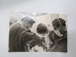 Sairaalahenkilökuntaa, kirurgit, operaatio -valokuva / photograph