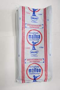 Valio, Turku - kulutusmaitoa - konsumtionsmjölk, maitopussi, muovipussi avattu tuotepakkaus, 1960-70 luvuilla käytössä ollut pakkaus