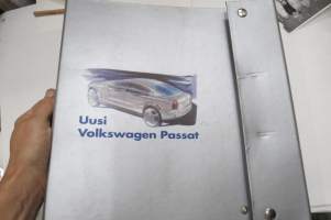 Volkswgen Passat 1997 esittelykansio (sisäiseen käyttöön), 2 esitettä, tuoteinfo (luottamuksellinen) artikkelikokoelma eri lehdissä ilmestyneitä arvioita